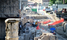 Des ouvriers travaillent sur le site archéologique du Forum romain, dans le centre de Rome, le 2 juillet 2025 ( AFP / Tiziana FABI )