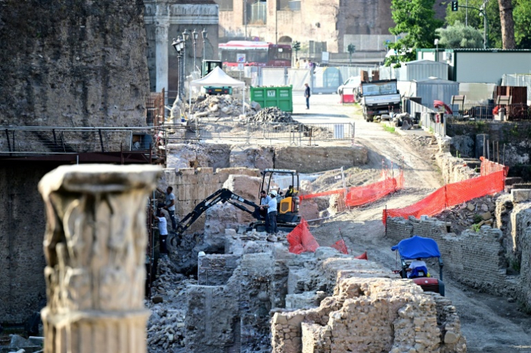 Des ouvriers travaillent sur le site archéologique du Forum romain, dans le centre de Rome, le 2 juillet 2025 ( AFP / Tiziana FABI )
