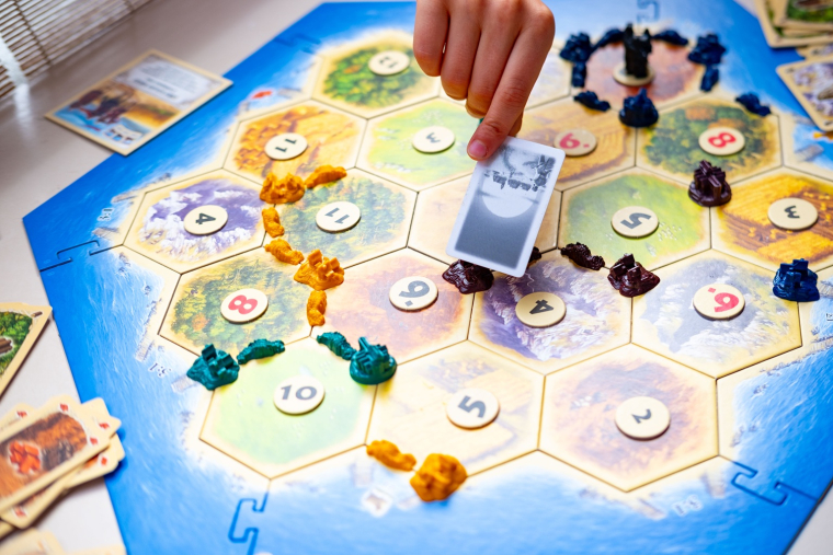 Très populaire, le Catan est un jeu dans lequel les joueurs doivent étendre leur territoire à partir de ressources qu'ils peuvent s'échanger. (crédit: Adobe Stock)