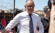 Edouard Philippe lors d'une visite d'un camp de réfugiés à Mamoudzou, à Mayotte, le 21 août 2026 ( AFP / Marine Gachet )