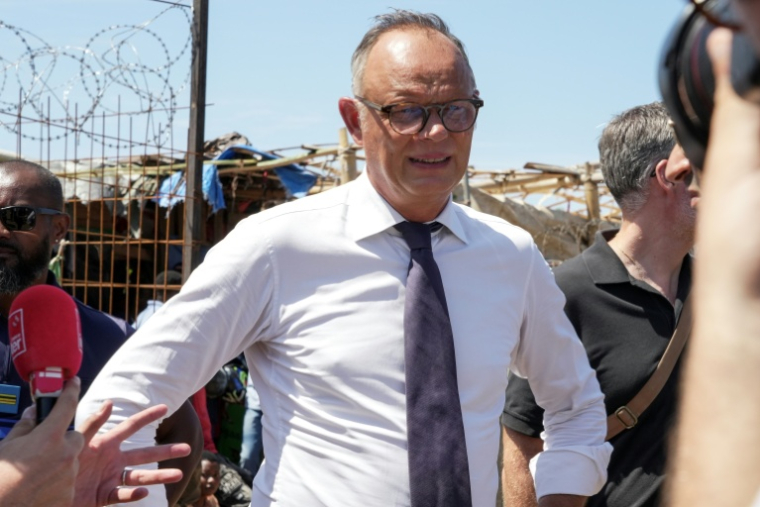 Edouard Philippe lors d'une visite d'un camp de réfugiés à Mamoudzou, à Mayotte, le 21 août 2026 ( AFP / Marine Gachet )