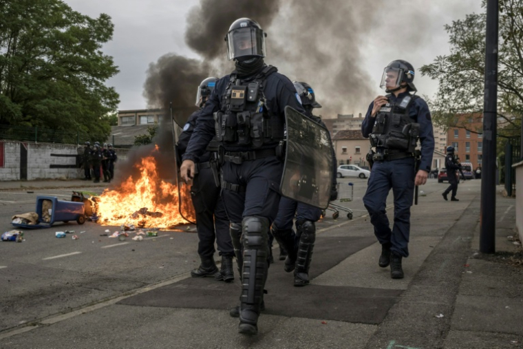 Des policiers anti-émeute lors d'une manifestation lycéenne devant le lycée Toulouse-Lautrec à Toulouse, le 12 octobre 2026 ( AFP / Ed JONES )