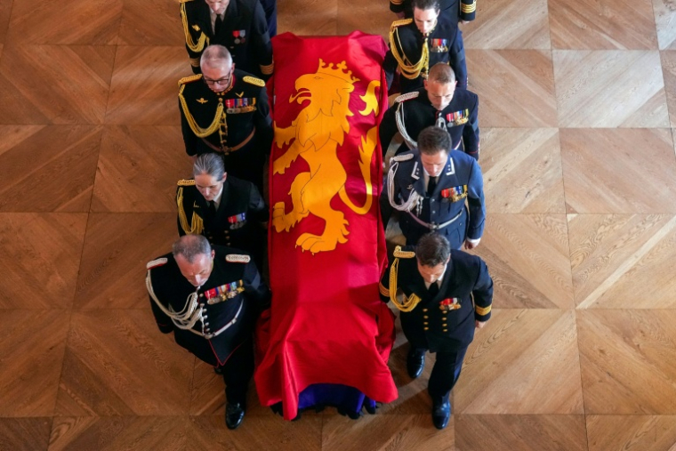 Des officiers de l'armée transportent le cercueil du roi Harald V de Norvège du Salon rouge à la chapelle du Palais, à Oslo, le 31 août 2026 ( NTB / Javad Parsa )