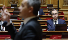 Le chef des sénateurs "les Républicains" (LR) Bruno Retailleau, écoute le ministre de l'Intérieur Gérald Darmanin (à gauche) lors d'un débat sur le projet de loi du gouvernement sur l'immigration, au Sénat à Paris, le 7 novembre 2023.  ( AFP / LUDOVIC MARIN )