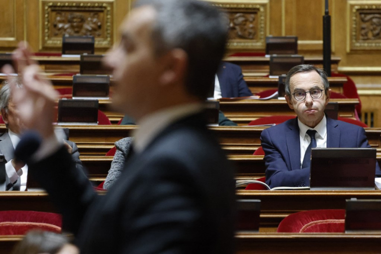 Le chef des sénateurs "les Républicains" (LR) Bruno Retailleau, écoute le ministre de l'Intérieur Gérald Darmanin (à gauche) lors d'un débat sur le projet de loi du gouvernement sur l'immigration, au Sénat à Paris, le 7 novembre 2023.  ( AFP / LUDOVIC MARIN )