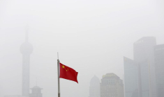 Un drapeau chinois est visible devant le quartier financier de Pudong  à Shanghaï