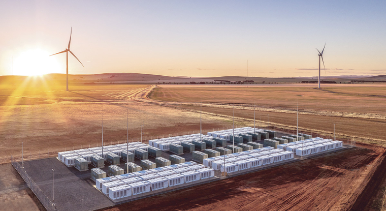 Hornsdale Power Reserve, l'un des sites australiens de Neoen, stocke l'énergie du parc éolien voisin avant de la redistribuer au réseau éléctrique. (© Neoen)