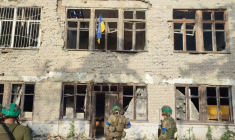 Des soldats ukrainiens devant un bâtiment portant le drapeau ukrainien, lors d'une contre-offensive, à Blahodatne, dans la région de Donetsk, en Ukraine.