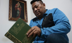 Gabriel Putoy, exilé nicaraguayen au Costa Rica, lit la bible à San Jose le 4 mai 2026 ( AFP / JOHN DURAN )