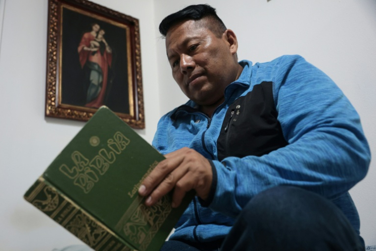 Gabriel Putoy, exilé nicaraguayen au Costa Rica, lit la bible à San Jose le 4 mai 2026 ( AFP / JOHN DURAN )