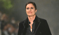 Maria Grazia Chiuri (c), directrice artistique de Dior, salue le public à la fin du défilé de la collection Dior Femme Croisière 26 à la Villa Albani Torlonia, à Rome, le 27 mai 2025 ( AFP / Andreas SOLARO )