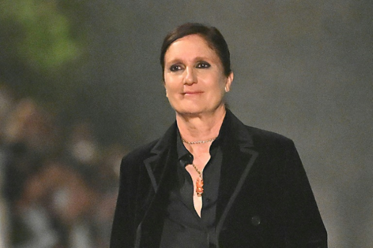 Maria Grazia Chiuri (c), directrice artistique de Dior, salue le public à la fin du défilé de la collection Dior Femme Croisière 26 à la Villa Albani Torlonia, à Rome, le 27 mai 2025 ( AFP / Andreas SOLARO )