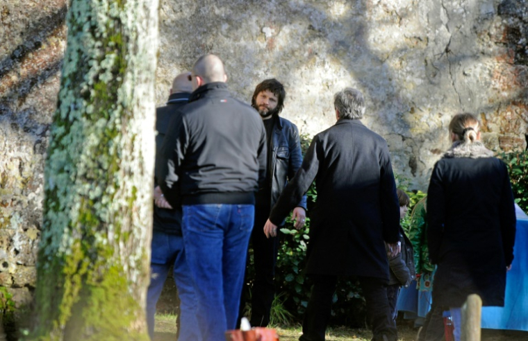 Bertrand Cantat (c) et des proches devant l'église de Moustey, le 18 janvier 2010 dans les Landes, avant les obsèques de sa femme Kristina Rady ( AFP / JEAN-PIERRE MULLER )