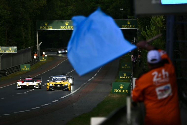 Une Hypercar BMW dépasse un retardataire, le 13 juin 2026 aux 24 Heures du Mans ( AFP / Lou BENOIST )