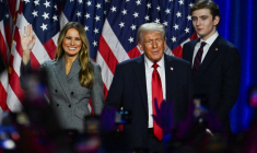 Donald Trump, sur scène suite aux premiers résultats de l'élection présidentielle américaine