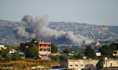 La fumée d'une frappe aérienne israélienne sur le village de Zawtar al-Sharkiyeh, le 4 juin 2026 dans le sud du Liban ( AFP / Abbas Fakih )