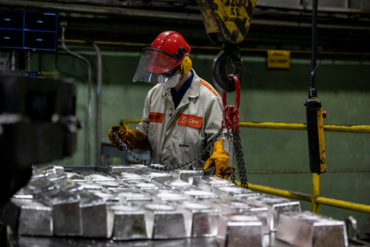 Des lingots d’argent dans la fonderie de Głogow, propriété de KGHM, le 24 mars 2026, en Pologne ( AFP / Wojtek RADWANSKI )