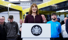La ministre des Finances britannique Rachel Reeves, le 4 juin 2025 dans un atelier du fabricant de bus Mellor Bus, à Rochdale, dans le nord de l'Angleterre ( POOL / Peter Byrne )