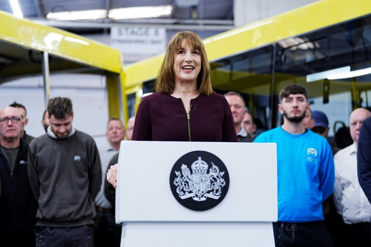 La ministre des Finances britannique Rachel Reeves, le 4 juin 2025 dans un atelier du fabricant de bus Mellor Bus, à Rochdale, dans le nord de l'Angleterre ( POOL / Peter Byrne )