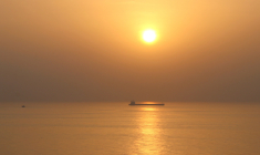 Le détroit d'Ormuz, point de passage essentiel du commerce énergétique mondial, a effectivement cessé ses opérations en raison du conflit.  (vue du Golfe persique / crédit : Adobe Stock)