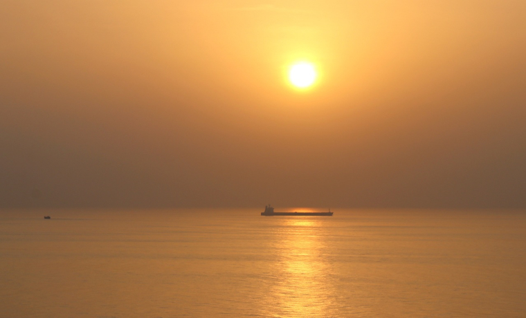 Le détroit d'Ormuz, point de passage essentiel du commerce énergétique mondial, a effectivement cessé ses opérations en raison du conflit.  (vue du Golfe persique / crédit : Adobe Stock)