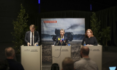 le ministre danois de la Défense, Troels Lund Poulsen, son homologue suédois, Pal Jonson  et Lena Gillstrom, présidente de BAE Systems Bofors, à Gothenburg, ce mardi 3 février. ( TT NEWS AGENCY / BJORN LARSSON ROSVALL )