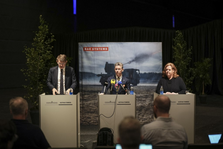 le ministre danois de la Défense, Troels Lund Poulsen, son homologue suédois, Pal Jonson  et Lena Gillstrom, présidente de BAE Systems Bofors, à Gothenburg, ce mardi 3 février. ( TT NEWS AGENCY / BJORN LARSSON ROSVALL )
