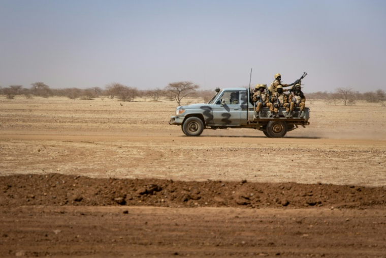 Des soldats burkinabè patrouillent sur la route entre Dori et le camp de réfugiés de Goudebo, le 3 février 2020 ( AFP / OLYMPIA DE MAISMONT )