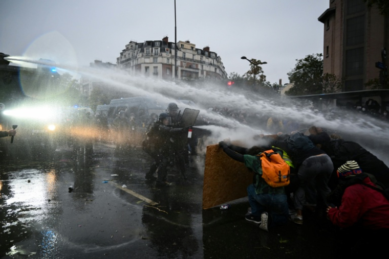 Affontements près de la Porte de Vincennes, en fin de manifestation parisienne pour le pouvoir d'achat et les services publics, le 24 octobre 2026 ( AFP / Aris MESSINIS )