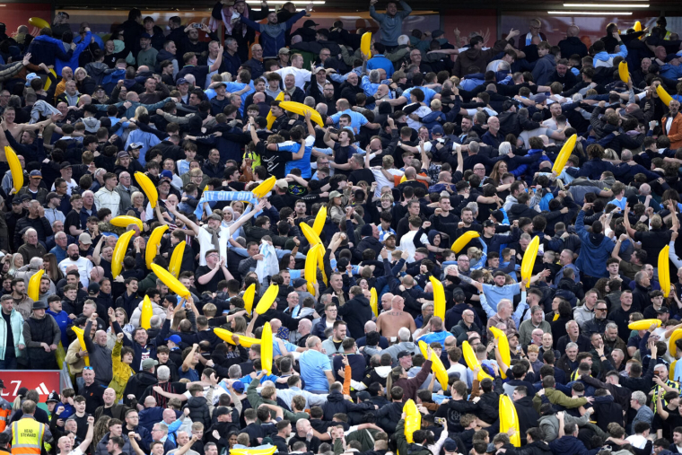 Pourquoi les supporters de Manchester City sont-ils venus à Liverpool avec des bananes ?