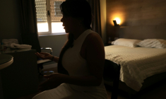 Maria (prénom d'emprunt), victime de trafic sexuel en provenance d'Amérique latine, s'exprime lors d'une interview avec l'AFP à Tirana le 1er août 2025 en Albanie ( AFP / Adnan Beci )