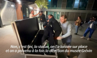 Greenpeace rend la statue de Macron, volée la veille, et la dépose devant le siège d'EDF