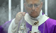 Le pape Léon XIV tient un encensoir lors d'une messe à la Volkswagen Arena dans le cadre de son voyage apostolique en Turquie et au Liban, à Istanbul, le 29 novembre 2025 ( AFP / YASIN AKGUL )