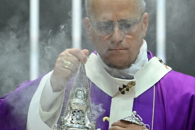 Le pape Léon XIV tient un encensoir lors d'une messe à la Volkswagen Arena dans le cadre de son voyage apostolique en Turquie et au Liban, à Istanbul, le 29 novembre 2025 ( AFP / YASIN AKGUL )