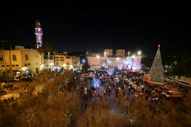 Des fidèles rassemblés avant la messe de minuit à l'église de la Nativité à Bethléem, en Cisjordanie occupée, le 24 décembre 2025 ( AFP / HAZEM BADER )