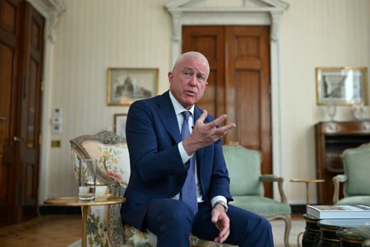 Bill White, ambassadeur des Etats-Unis en Belgique, lors d'une interview, le 17 avril 2026 à Bruxelles ( AFP / Nicolas TUCAT )