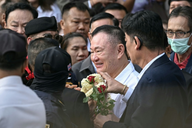 L'ancien Premier ministre Thaksin Shinawatra est salué par ses proches à sa sortie de prison, le 11 mai 2026 à Bangkok ( AFP / Lillian SUWANRUMPHA )