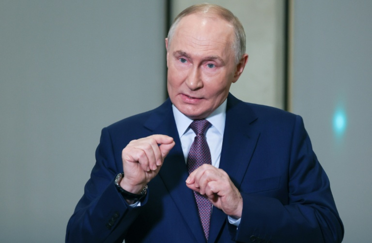 Le président russe Vladimir Poutine face à la presse à Moscou le 23 octobre 2025, sur une  photographie distribuée par l'agence étatique Spoutnik ( POOL / Vyacheslav PROKOFYEV )