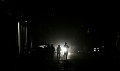 Une rue de La Havane plongée dans le noir, le 21 mars 2026 ( AFP / Yamil LAGE )