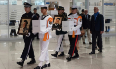 Des soldats transportent les cendres des vétérans français de la guerre de Corée, André Datcharry et Jacques Grisolet, à leur arrivée à l'aéroport international de Séoul, le 26 mai 2026 en Corée du Sud ( AFP / Roland DE COURSON )