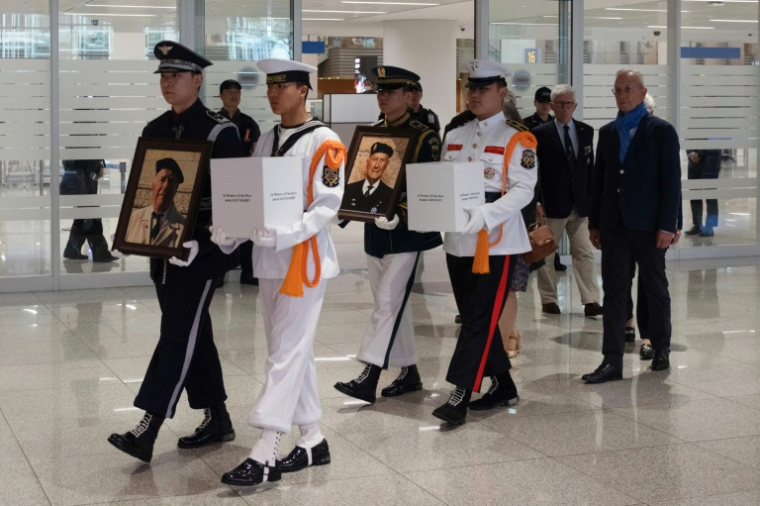 Des soldats transportent les cendres des vétérans français de la guerre de Corée, André Datcharry et Jacques Grisolet, à leur arrivée à l'aéroport international de Séoul, le 26 mai 2026 en Corée du Sud ( AFP / Roland DE COURSON )