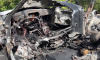 Une voiture détruite après une frappe israélienne dans le sud du Liban