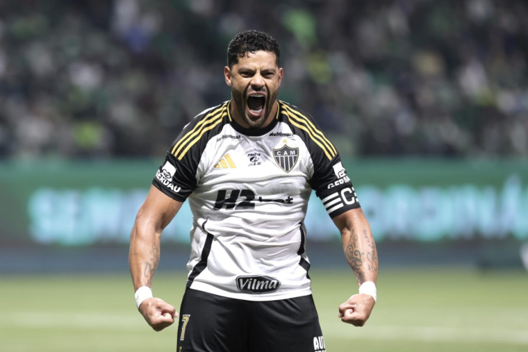 Hulk claque un doublé sur coup franc à presque 39 ans