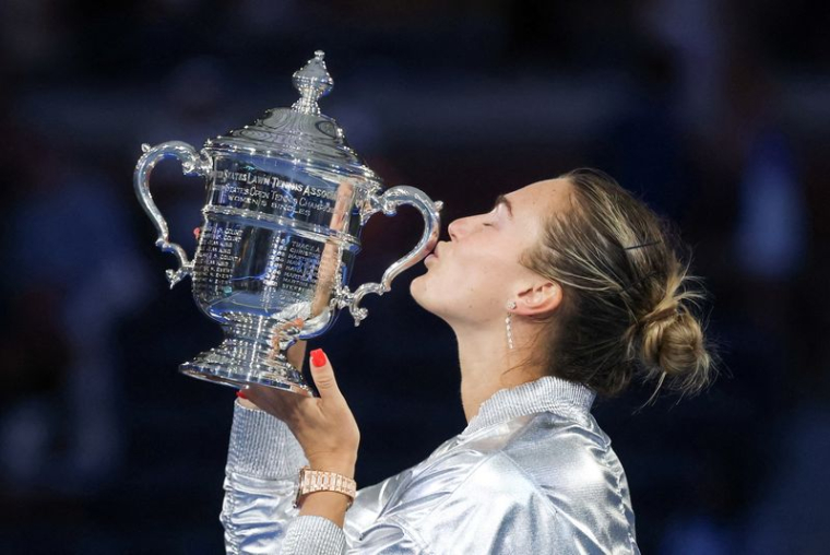 Aryna Sabalenka soulève le trophée de l'U.S. Open
