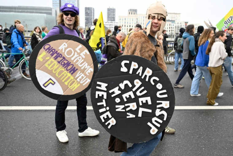 Des manifestants costumés dans un défilé lycéen à Nancy, le 13 octobre 2026 ( AFP / Jean-Christophe VERHAEGEN )