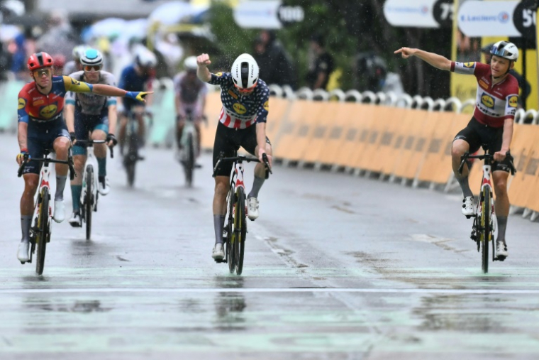 Le coureur de Lidl-Trek Quinn Simmons félicité par ses coéquipiers pour son travail pour Jonathan Milan, lors de l'arrivée de la 17e étape du Tour de France, à Valence ( AFP / Marco BERTORELLO )