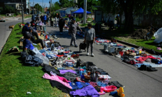 Un marché de rue à Villa Fiorito, dans la banlieue de Buenos Aires, le 19 octobre 2025 en Argentine ( AFP / Luis ROBAYO )