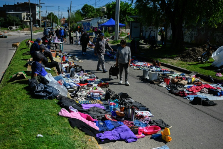 Un marché de rue à Villa Fiorito, dans la banlieue de Buenos Aires, le 19 octobre 2025 en Argentine ( AFP / Luis ROBAYO )