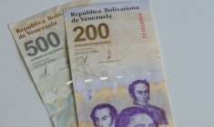 Photo des nouveaux billets de 500 et 200 bolivars prise à Caracas le 3 septembre 2024 ( AFP / Federico PARRA )