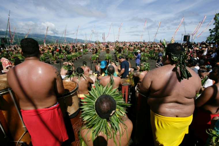 Des participants à une célébration sur la plage de la Pointe Vénus à Mahina, en Polynésie française, le 14 avril 2017 ( AFP / Gregory Boissy )